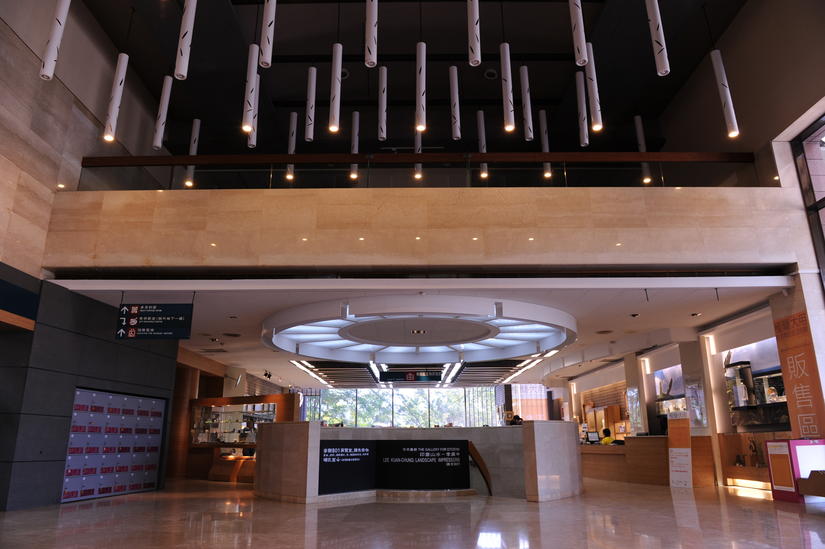 在高美館舉辦的「極簡‧大用：包浩斯巨匠亞伯斯」特展，是亞伯斯於亞洲的首次個展。（圖／鮑忠暉攝）