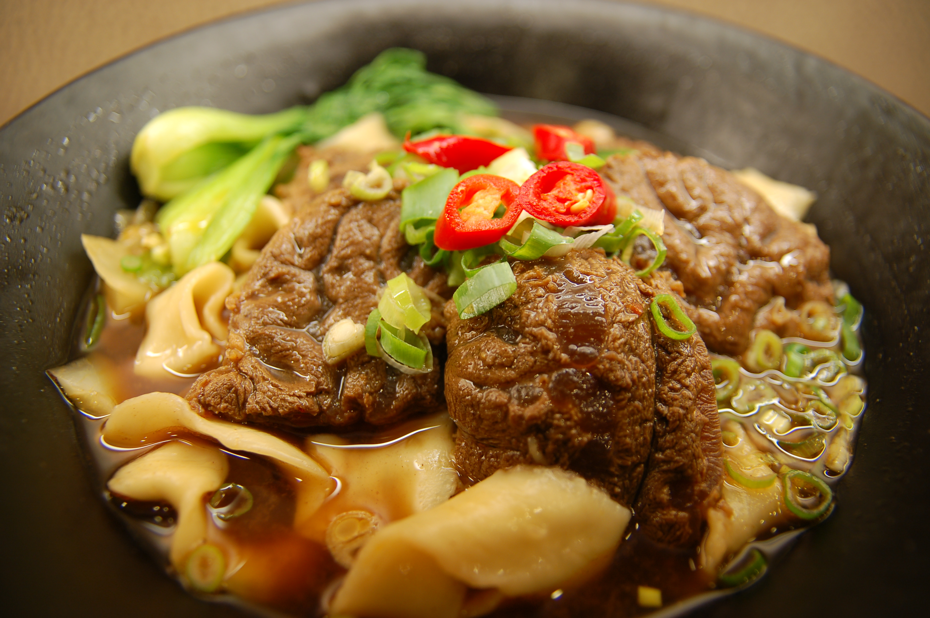 就是這一碗牛肉麵，在2009年【臺北國際牛肉麵節】美食比賽中，擊敗眾多北部對手榮獲冠軍。（圖／詹靜琪攝）