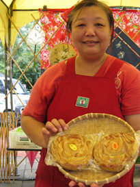業者特別設計了夜合花樣的傳統客家餅，獲得許多民眾青睞。（圖／邱怡婷攝）