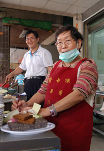 開店54年的「長腳麵」，透過陳先生(左)的傳承，未來仍將繼續在港都飄香。（圖／詹靜琪攝）