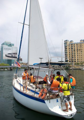 「2010高雄重型帆船體驗營」活動，讓民眾親身體驗操帆的樂趣。（圖／高雄市帆船航海協會提供）
