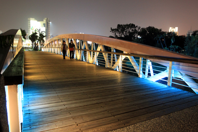 城市光廊是夜間散步的好去處。(圖/胡靖宇攝)
