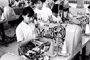 支撐起家中經濟的加工廠女工。(圖/高雄市立歷史博物館提供)
