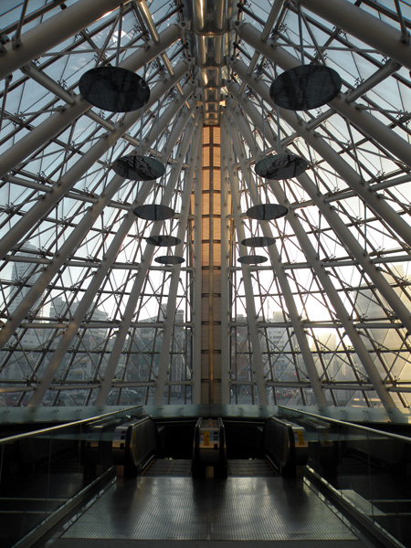 美麗島捷運站明亮的玻璃體充滿了結構美感。(圖/陳世良攝)