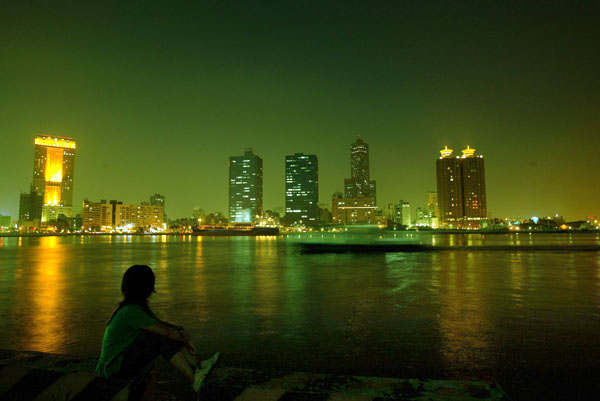高雄港灣夜景是旅人常駐的知名景點。(圖/謝明祚攝)