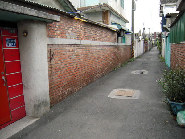 老舊眷村的窄巷道，充滿了左鄰右舍菜香味。(圖/熊宏輝攝)