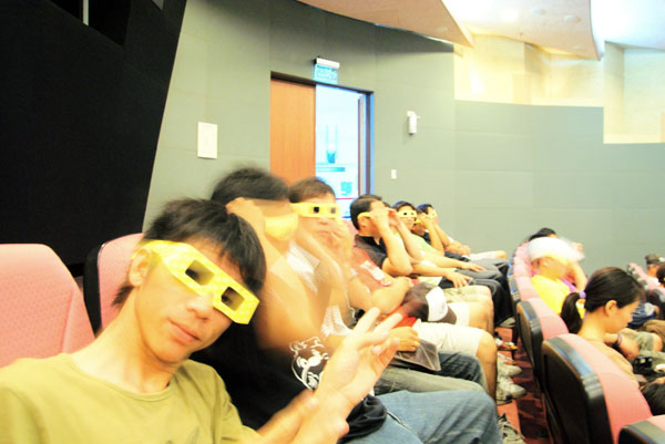 民眾戴上3D眼鏡體驗3D效果。(圖/ cj提供)
