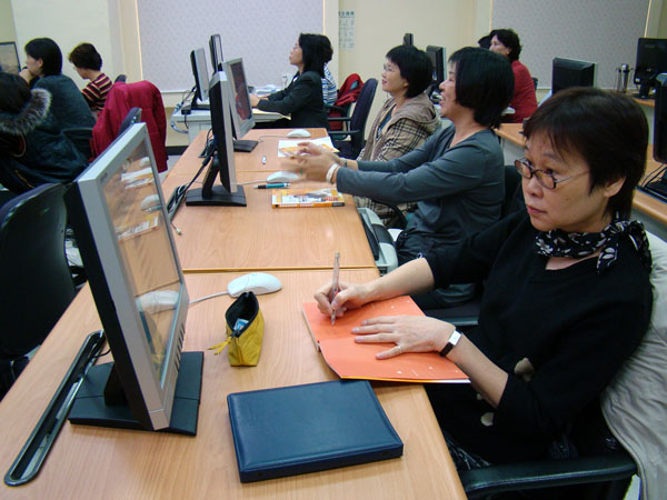 高雄婦女數位創業班，為婦女朋友們提供免費的數位學習管道。(圖/高雄婦女數位創業社提供)