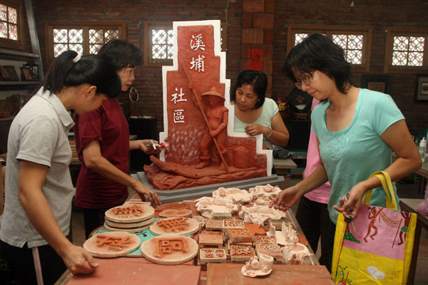 傳統瓦窯參與公共藝術的創作，讓社區也活絡起來。(圖/胡靖宇攝)