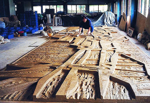 朱邦雄博士在開放式空間進行大型陶壁創作。(圖/美濃窯提供)
