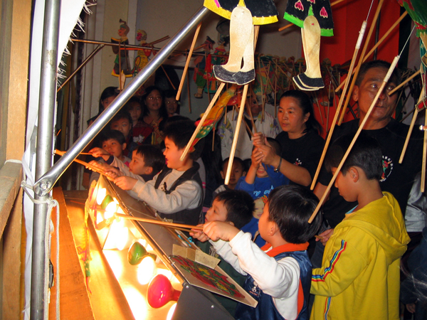永興樂皮影劇團從校園巡演中讓小朋友認識這項傳統表演。(圖/高雄市政府文化局提供)