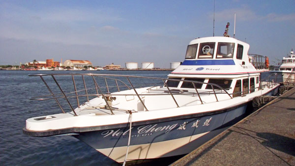 興達港吸引許多北部客特地南下，體驗駕駛重型帆船及遊艇的暢快感受。(圖/黃敏政攝)