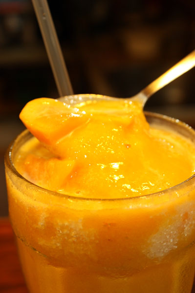 用六龜當地生產的金煌芒果製成的冰沙沁涼美味。(圖/安妮塔攝)