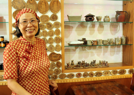 吳玉英老闆娘的手作陶藝品，讓店裡充滿藝術氣息。(圖/安妮塔攝)