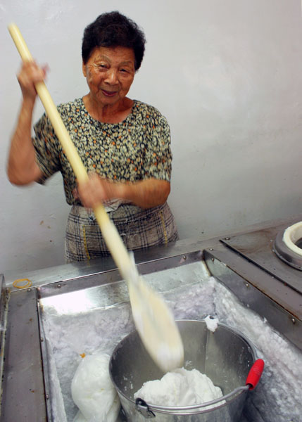 常美阿嬤66年如一日，親自拿鏟製作香蕉清冰。(圖/安妮塔攝)