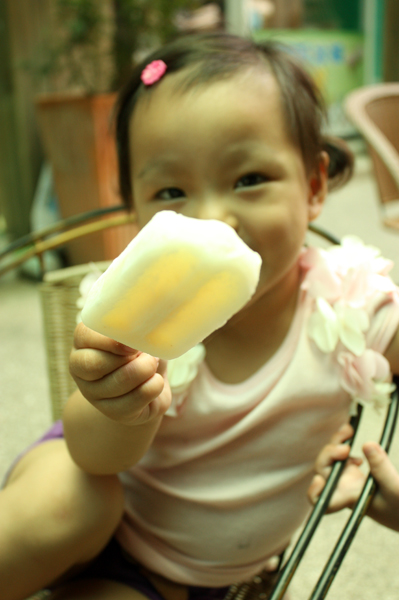炎夏中吃著透心涼的玉荷包蒟蒻冰棒感到格外幸福。(圖/安妮塔攝)