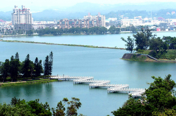 擁有台灣西湖美譽的澄清湖，美景如詩如畫。(圖/張忠義攝)
