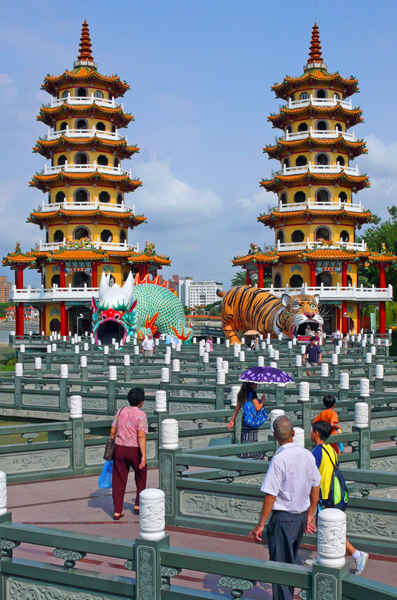廟宇是台灣傳統信仰與藝術結合的完美呈現，巨大的龍虎塑像威風凜凜。(圖/吳柏源攝)