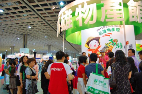 「高雄物產館」在台北國際食品展覽會吸引大批民眾採購。(圖/高雄市政府農業局提供)