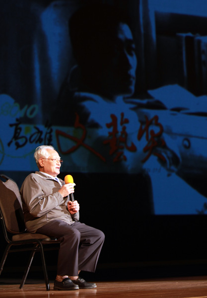 鍾鐵民在2010年獲得高雄文藝獎。(圖/鍾理和文教基金會提供)