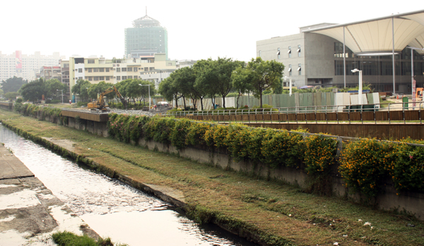 大東文化藝術中心旁的鳳山溪，未來可望改造成生態工法河岸。(圖：方昭禪攝)