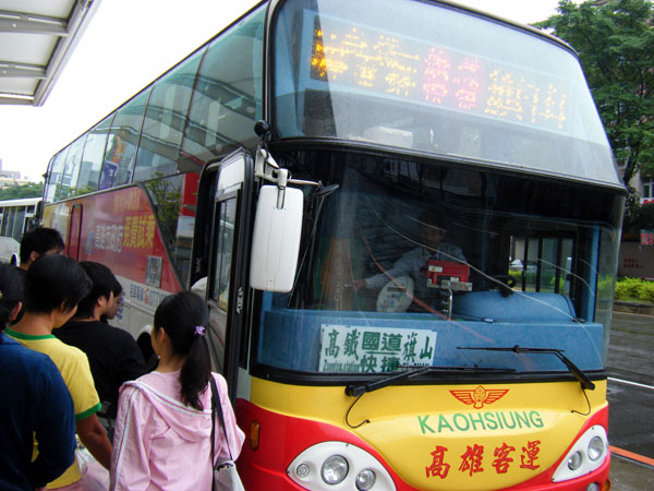 旗美國道快捷公車2011年11月啟動後，每日載客量不斷攀升。(圖/劉尹淳攝)