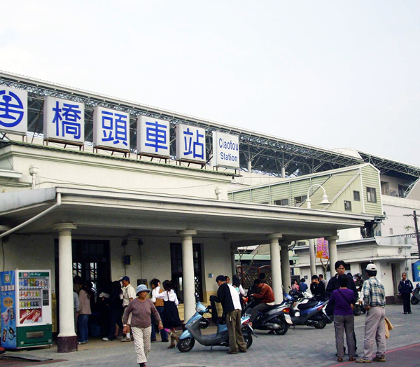 捷運橋頭火車站是北高雄捷運轉乘公車的接駁中心。(圖/Pipi攝)