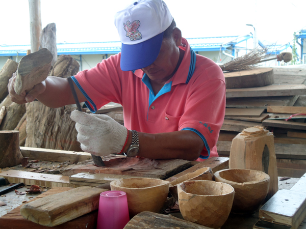 大愛村居民重拾傳統木雕技術，找回生計。(圖/小林重建協會提供)