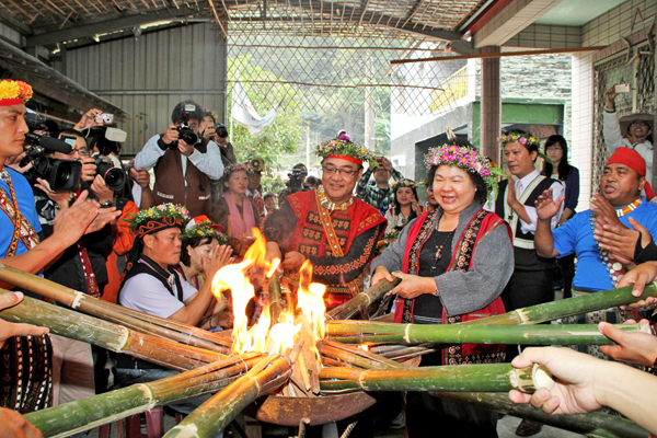 陳菊市長參與茂林多納村魯凱族的黑米祭。(圖/簡名君攝)