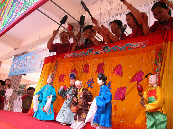 錦飛鳳傀儡劇團進行社區巡迴，讓更多民眾欣賞高雄在地傳統藝術。(圖/錦飛鳳傀儡劇團提供)