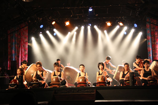 十鼓擊樂團每週末定期演出定目劇，推廣台灣鼓術音樂。(圖/十鼓擊樂團提供)