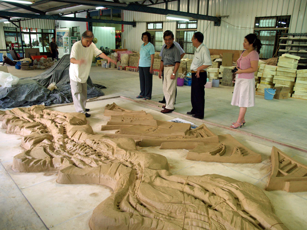 朱邦雄博士創立了獨一無二的陶壁藝術。(圖/美濃窯提供)