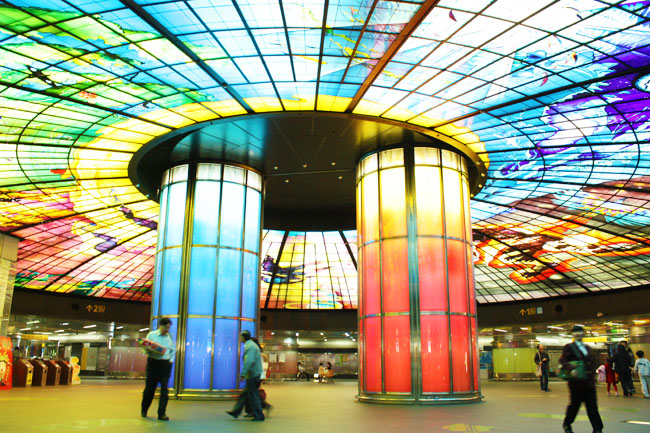 高雄捷運美麗島站內公共藝術「光之穹頂」，受到國際旅遊網站肯定。(圖/ Anita攝)