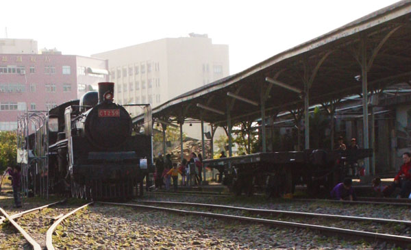 舊火車頭停靠在昔日打狗驛月台旁，讓超過百年的鐵道歷史重新展現。(圖/ Anita攝)