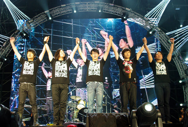 五月天2009年在世運主場館締造台灣戶外售票演唱會人數最多紀錄。(圖/相信音樂 提供)