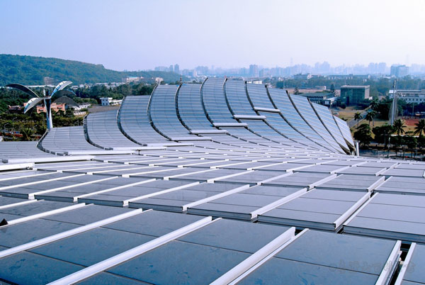 世運主場館屋頂的太陽能光電板。（圖/國家體育場提供）