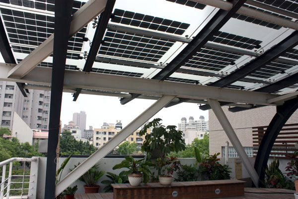 高雄應用科技大學校園內的太陽能運用。（圖/涂毓婷）