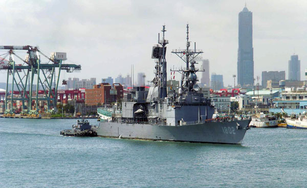 高雄港區常可見到軍艦航行其間。（圖/SamLi 攝）