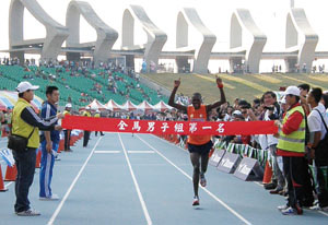 肯亞選手風光包辦全程馬拉松男子組前六名及女子組全程馬拉松第一名和第五名的佳績。Team Kenya received six top prizes in the men's race and first and fifth in the women's race.