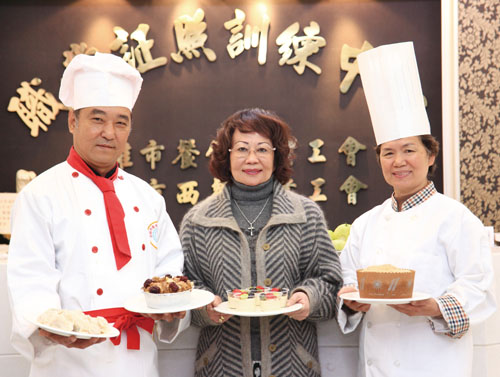 王賢懿師傅(左)、餐旅工會總幹事吳靜瑜(中)和蘇月蓮師傅(右)  Chef Wang Sian-yi(left), Director of Kaohsiung Restaurant Workers’ Union Wu Ching-yu (center) and Chef Su Yue-lan (right)