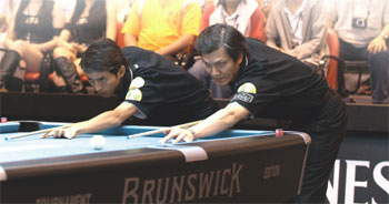 During this leg, the first and second place titles were seized by Kaohsiung-born players, Ching-Shun Yang (left) and Fong-Pang Chao (right). Yang defeated his master Chao 11-6.