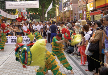 高雄市中正國小學生應邀參加日本東京八王子市舉辦的「八王子祭」，表演傳統舞蹈。