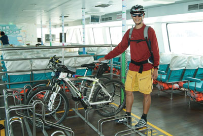 即日起，高雄市自行車將可由陸上躍登觀光遊輪(真愛輪、光榮輪)暢行無阻，朝自行車友善城市更向前邁進一大步。From now on,you can take your bike onto the Love Boat and Glory Boat,making Kaohsiung City a bike-friendly city.