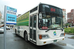 高雄市政府推行「綠色星期四、全市公車免費」政策，從6月12日起到9月14日，每逢週四全市公車免費搭乘。Kaohsiung City Government has proposed riding city buses free on Thursdays from June 12th to September 14th, including tourist buses on weekends.