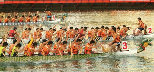 龍舟賽被列為2009年高雄世運的邀請賽，今年的龍舟比賽特別擴大舉行，共吸引22隊參加。Dragon Boat racing is an invitational sport in the 2009 World Games Kaohsiung,therefore the scale of the Kaohsiung Dragon Boat races was enlarged with a total of 136 teams participating this year.