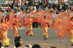 世運大遊行以藝術踩街型態呈現熱鬧氛圍，遊行隊伍受到民眾熱情的掌聲，為2009 高雄世運加油！The World Games Parade made its way down Kaohsiung's 
