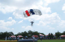 高雄國際飛行運動暖身賽吸引大批民眾觀賞，各國飛行好手也展現絕佳的落地技術，現場民眾驚呼連連。(攝影：鮑忠暉)The 2oo8 International Air Sports Competition wowed spectators with participants' amazing skydiving skills.(Photo by Chung-Hui Pao)