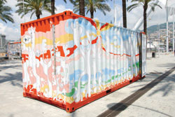 著有中、英、日、泰、義文印記的「小小世界」藝術貨櫃將到洛杉磯L.A.港參與當地的港口藝術節。Another art container 