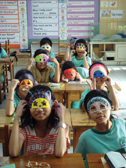 李詩媚的學生戴上萬聖節面具Sutdents wear Halloween face masks in Shiela's class.