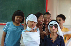 方家樂的學生體驗「包裹木乃伊」活動Students play wrapping mummies in William's class.